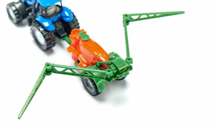 Traktor mit Feldspritze – Bild 2
