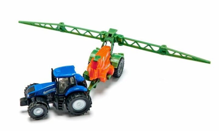 Traktor mit Feldspritze – Bild 3