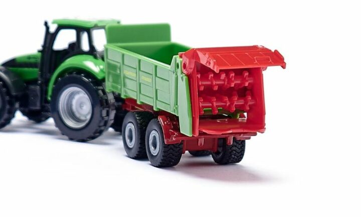 Traktor mit Universalstreuer – Bild 3
