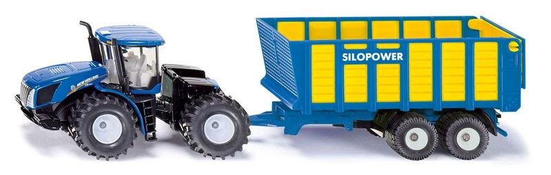 Traktor mit Silagewagen